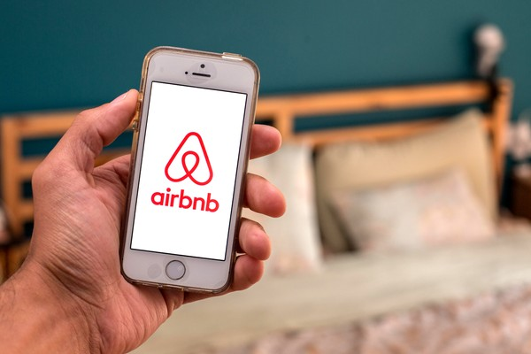 Logo Airbnb em Smartphone