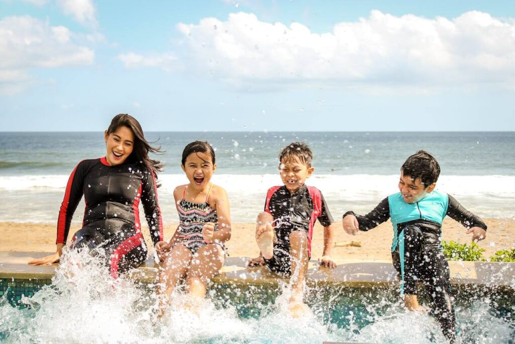 familia na praia brincando na Arraial d'Ajuda