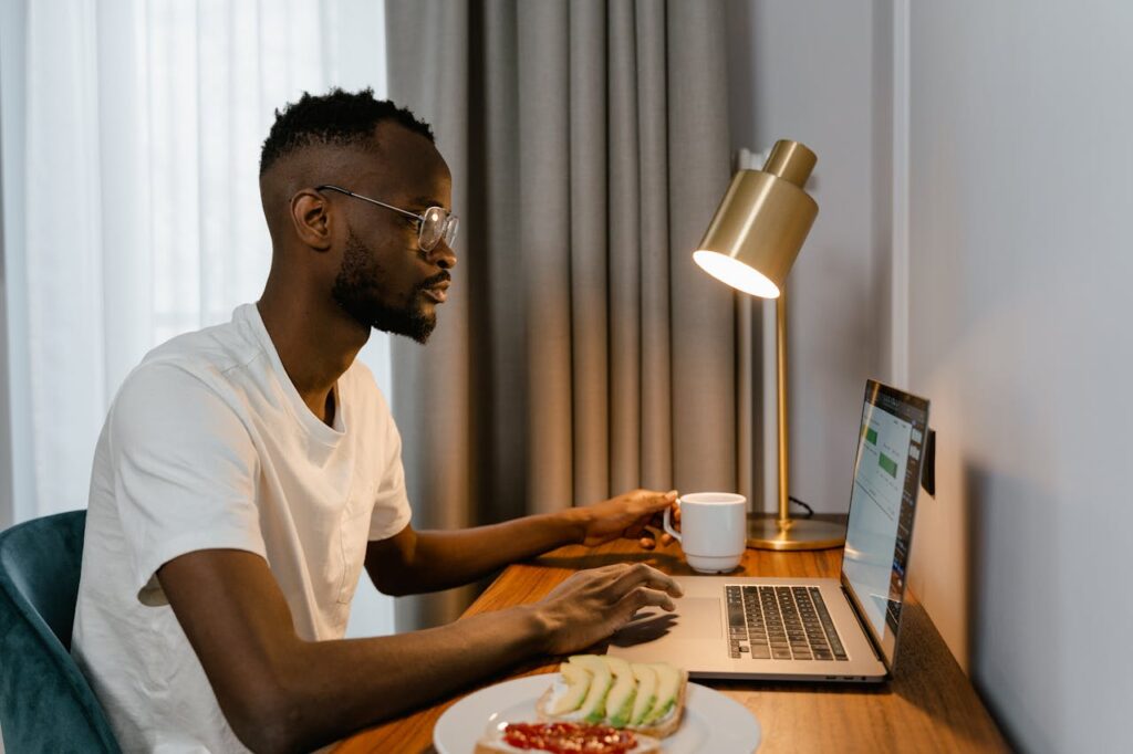 homem usando o computador